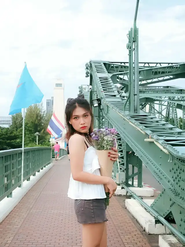 รวมท่าโพสต์ถ่ายรูปถือดอกไม้ที่สะพานพุทธรับแสงยามเช้า ️