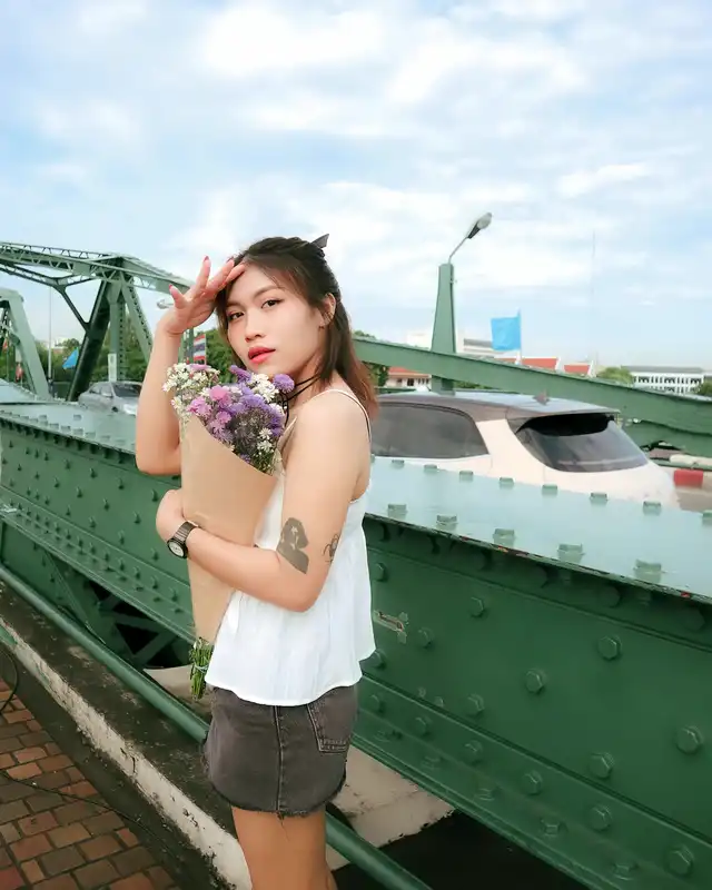 รวมท่าโพสต์ถ่ายรูปถือดอกไม้ที่สะพานพุทธรับแสงยามเช้า ️
